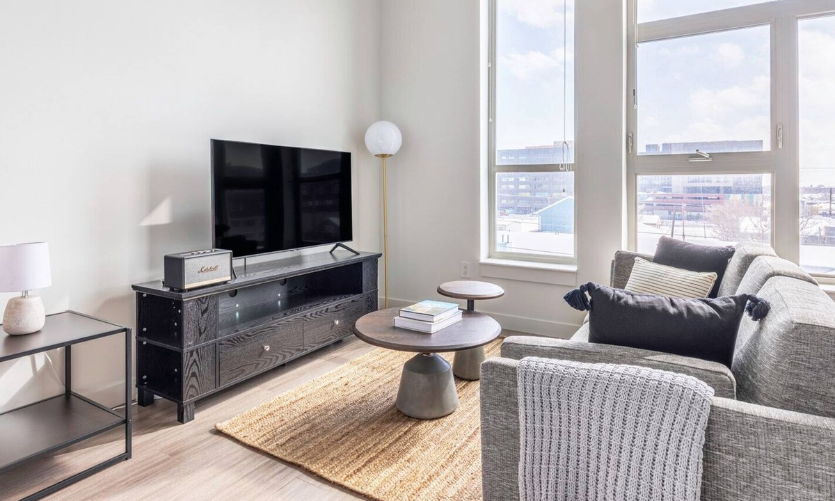 River North Art District Apartment | Neat RiNo Studio w/ Gym, Roof Deck, in Brewery District, by Blueground