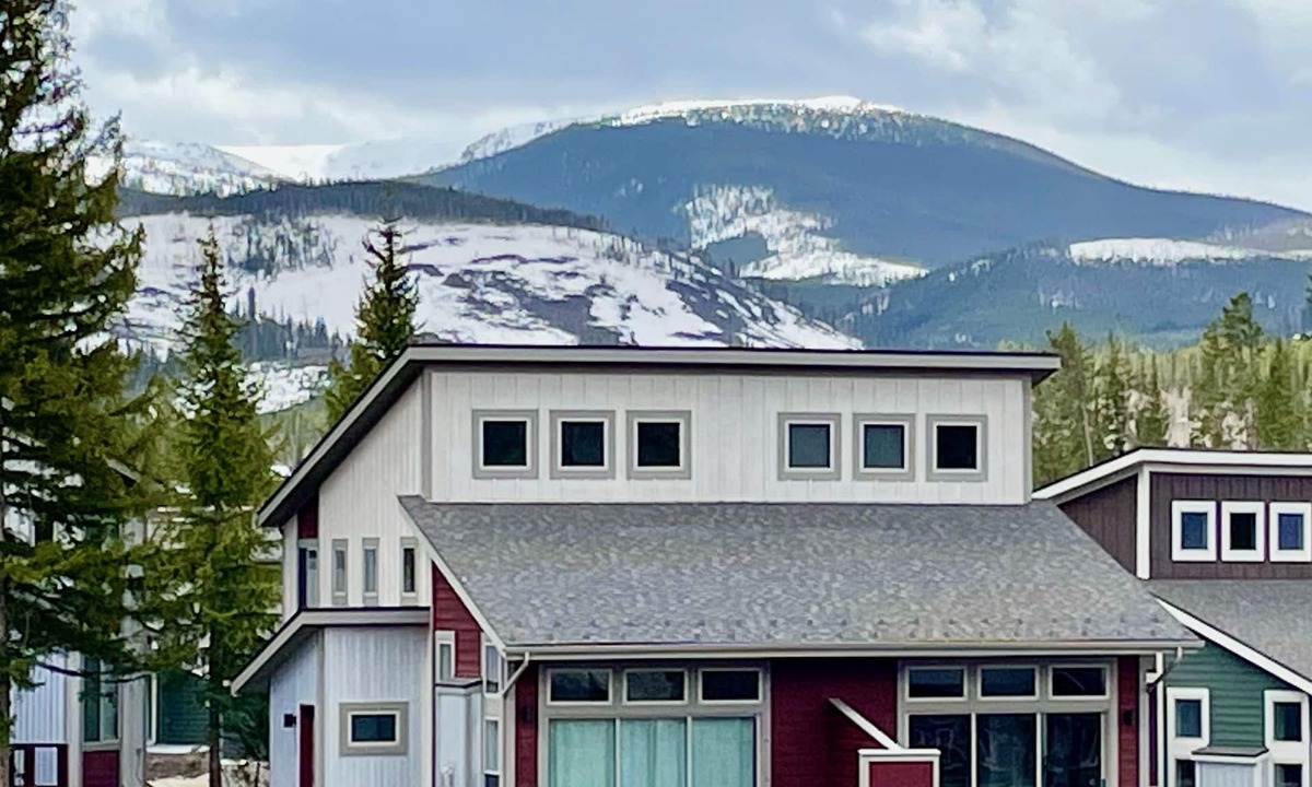 Rendezvous House | NEW! 3 bed/2 bath w/Private Hot Tub, Walk to Town