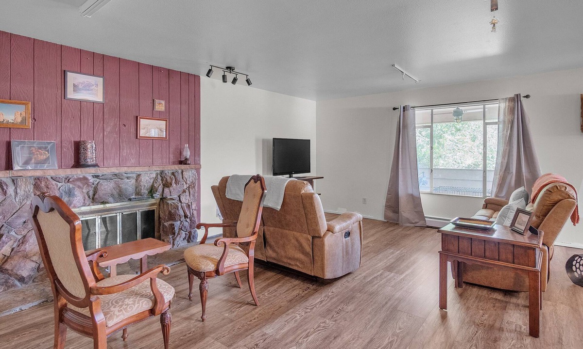 Canon City House | NEW! House of Broken Dove 5-Bedroom Home - Handicap accessible - Pets Allowed