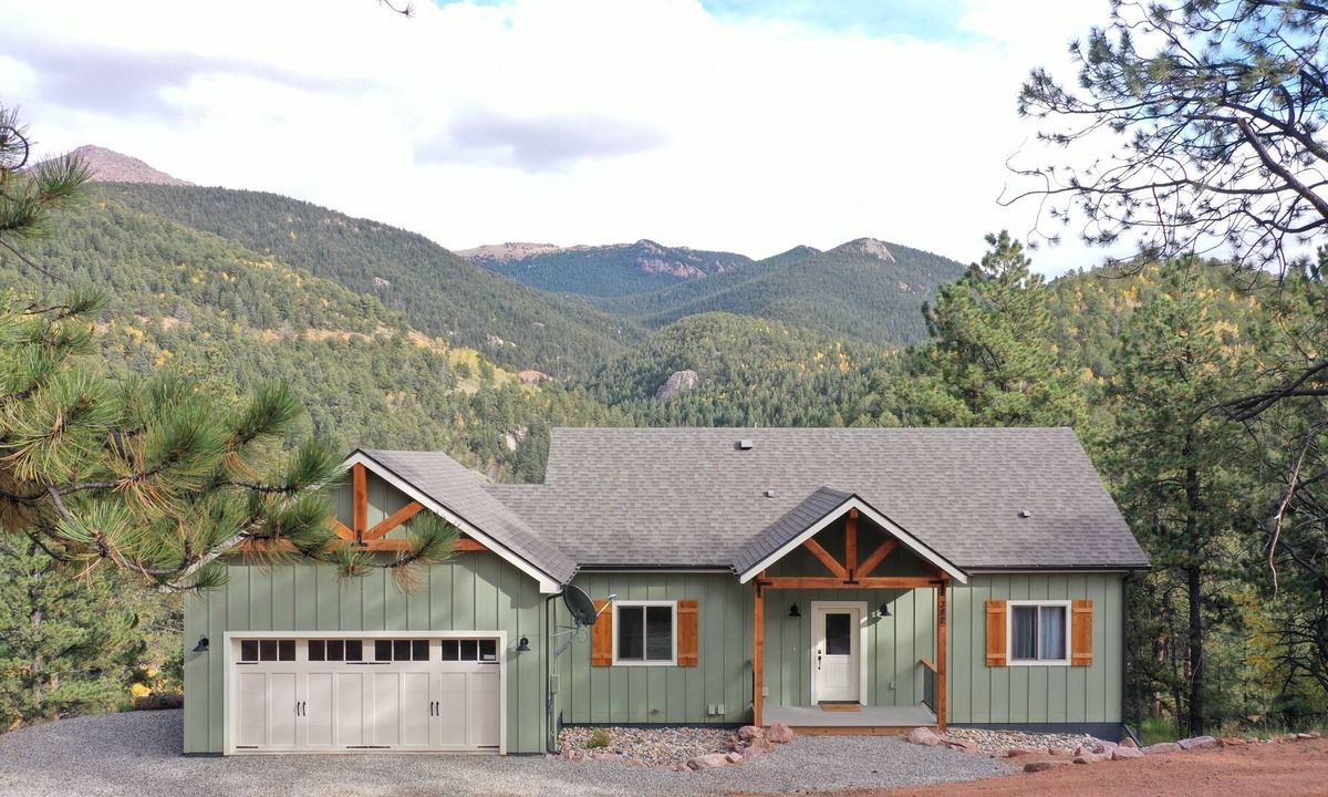 Rainbow Valley House | New Lux Home! Hot Tub, Mnt Views, Game Room
