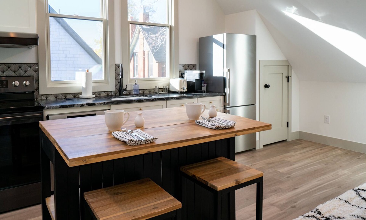 Baker House | Newly Built Guest House - Baker Neighborhood