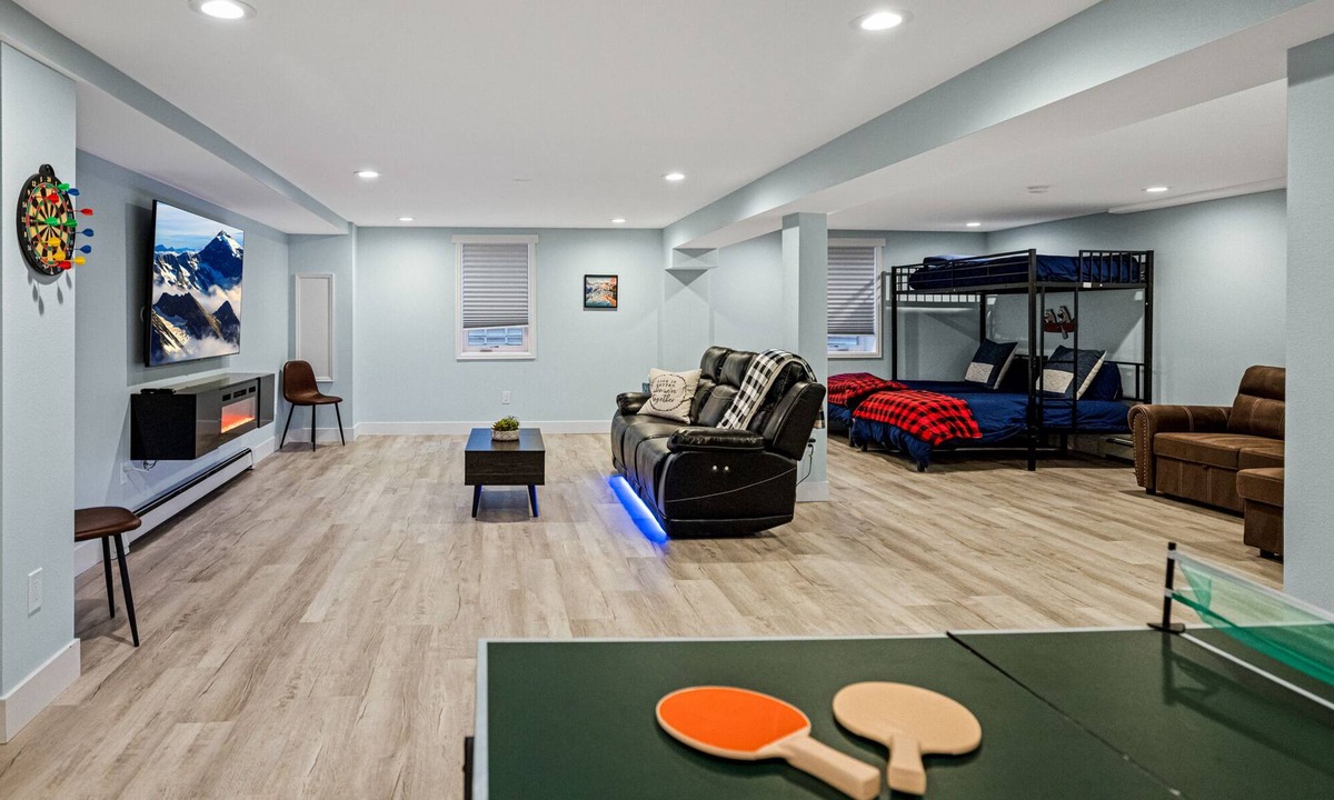 Littleton House | Newly Remodeled, Sleeps 12, Quiet neighborhood near it ALL, Pet Friendly