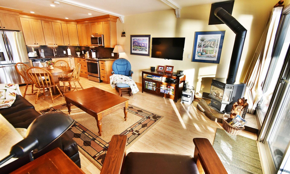 Dillon Condo | On Lake! Hot Tub, Views, Elevator! Walk to Concerts, Marina, Dining