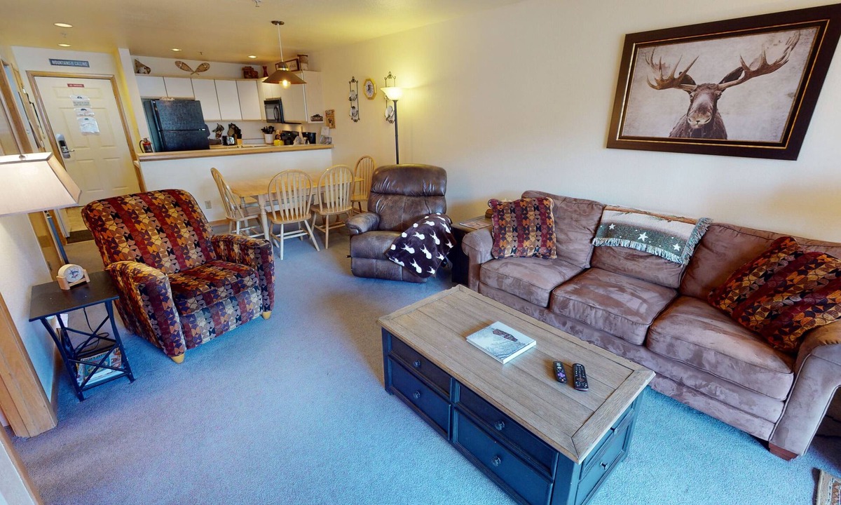 Mountain House Condo | On River Trail. Ground Floor, Deck. Walk/Shuttle to Dining, Events. Hot Tubs