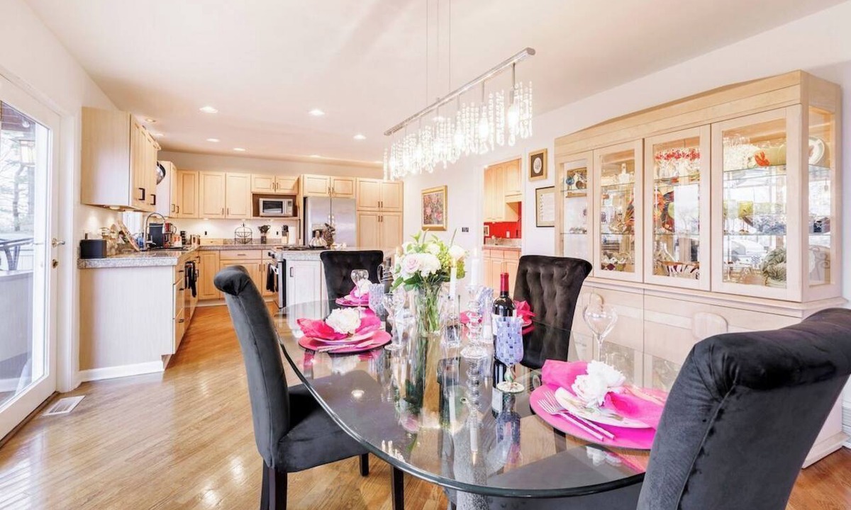 Westside House | Open layout with views, jacuzzi tub