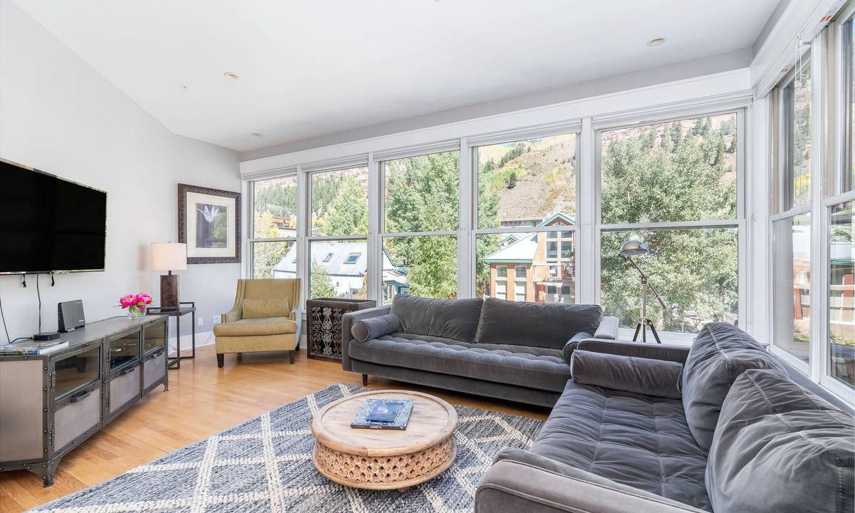 Telluride House | PACIFIC PLACE - A luxury condo in town w/ amazing views & walk-to-ski