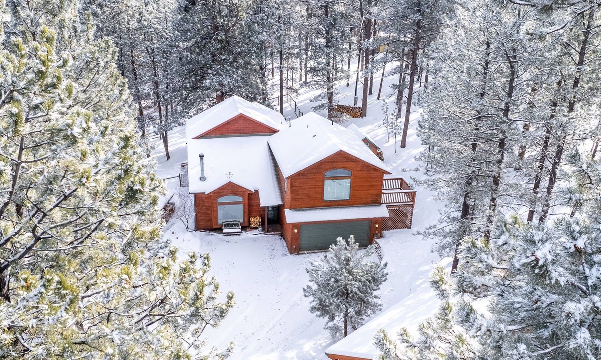 Bailey Cabin | Peaceful getaway in the woods with fully fenced yard- Pet friendly!