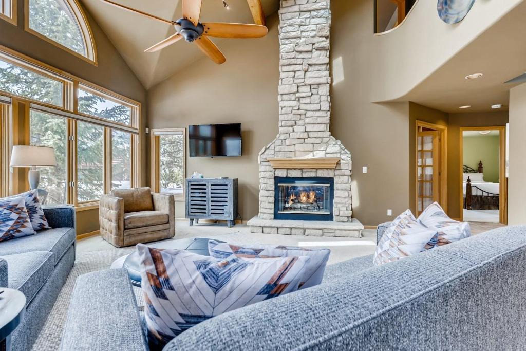 Three Peaks House | Perfect for Your Family Vacay with yard, hot tub & Pet Friendly! home