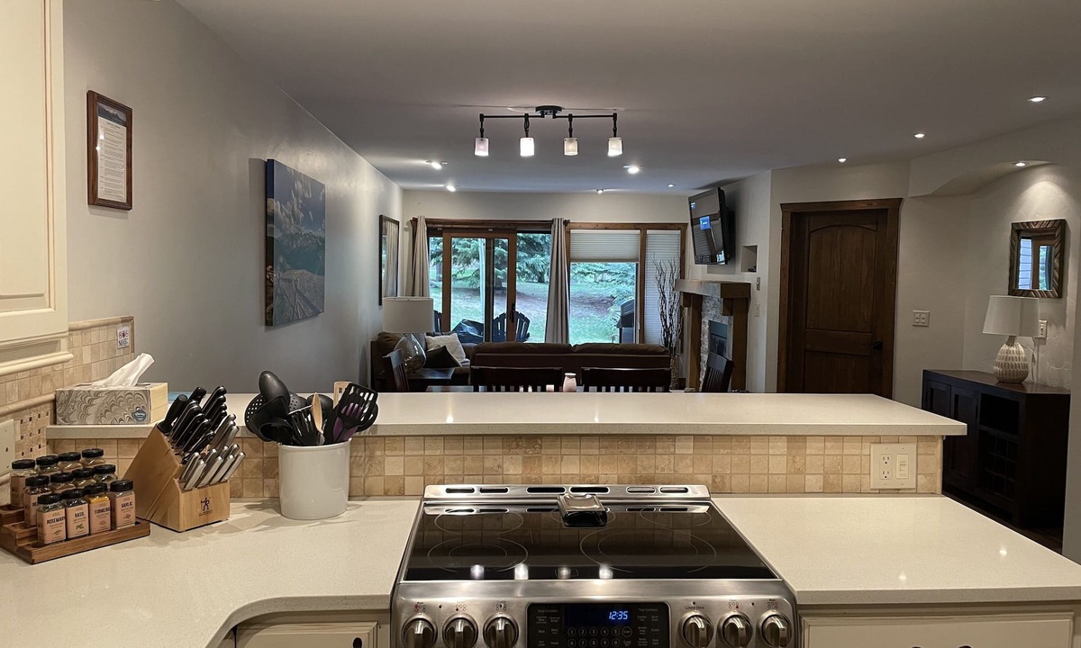 Historic District Condo | Perfect location off 4 o'clock run, Walk to Mainstreet, Ski-In, Shared Hot Tub