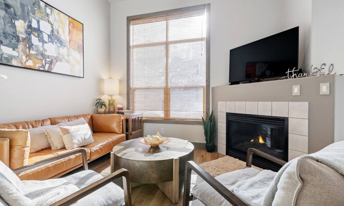 Edwards House | Perfectly Located 3 Bed 3.5 Bath Beautiful Townhome