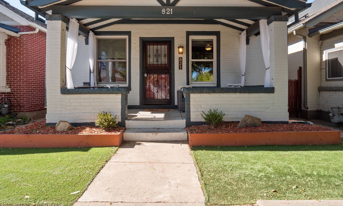 Lincoln Park House | Pet Friendly 2 Bedroom Bungalow in the Heart of Denver!