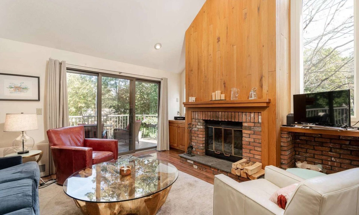 West Hartford Condo | Pet-Friendly Condo: Fireplace & Pool, Deere Run