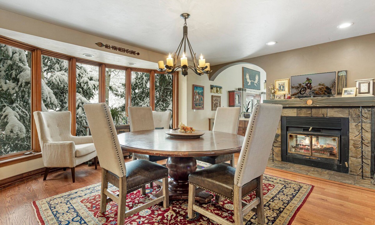 Highland Meadows House | Pet Friendly Luxury Home with Private Hot Tub + Woodburning Fireplace