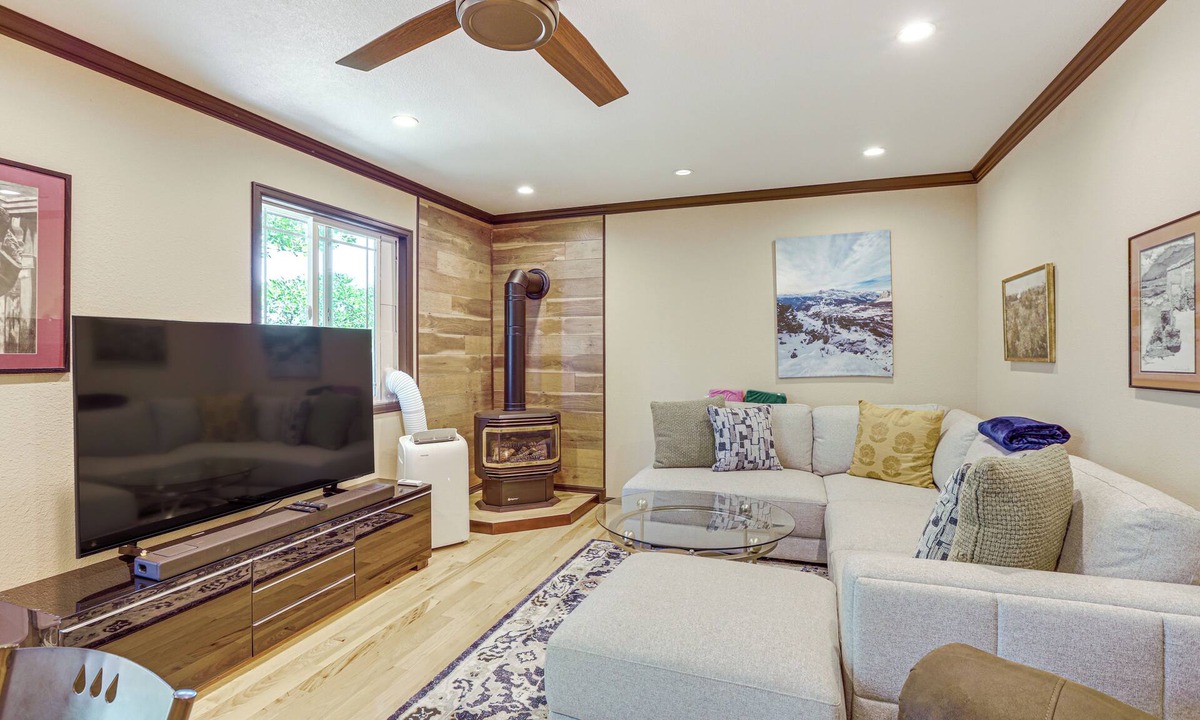 Aurora House | Pet-Friendly Retreat w/Fenced Yard in Aurora