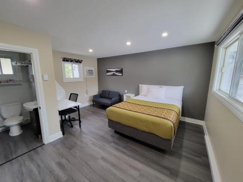 Laurentian Hills Hotel | Pine Motel