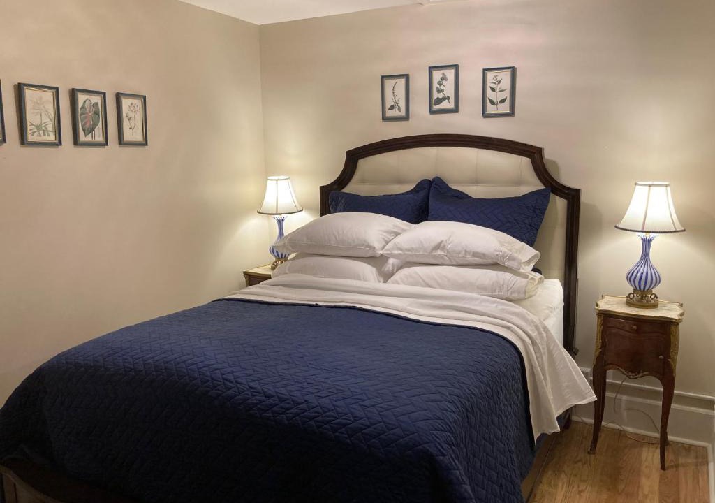 Cheesman Park Apartment | Pineapple House, Cozy Garden Apartment, City Center! Marble-Tiled Bathroom! FREE parking!