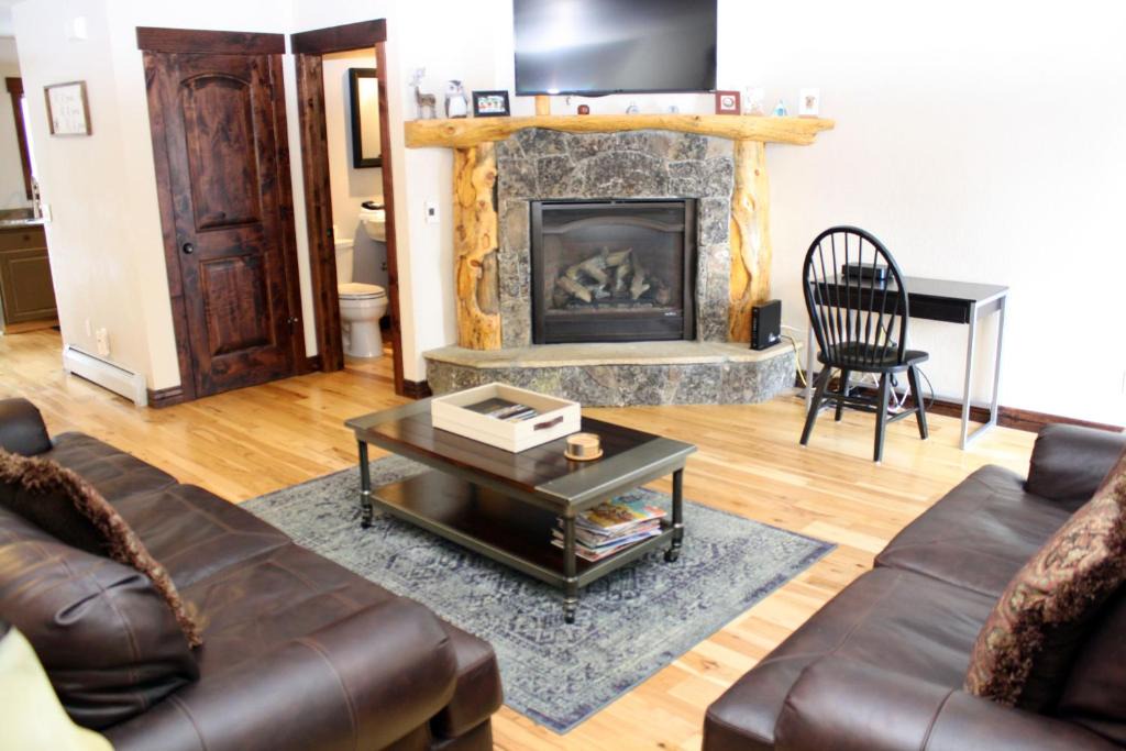 Warrior's Mark House | Pinecreek #E - 3 BR - Pool and Hot Tub Access - Close to Town - Shuttle to Slopes