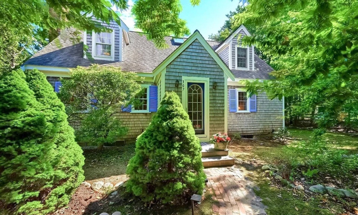 Brewster House | Pond Access, Fire Pit & Bikes, house with AC in charming Brewster