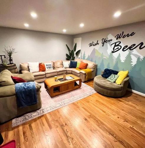 South Westminster House | Pool Table, Arcade, Lounge - Beer Inspired BnB