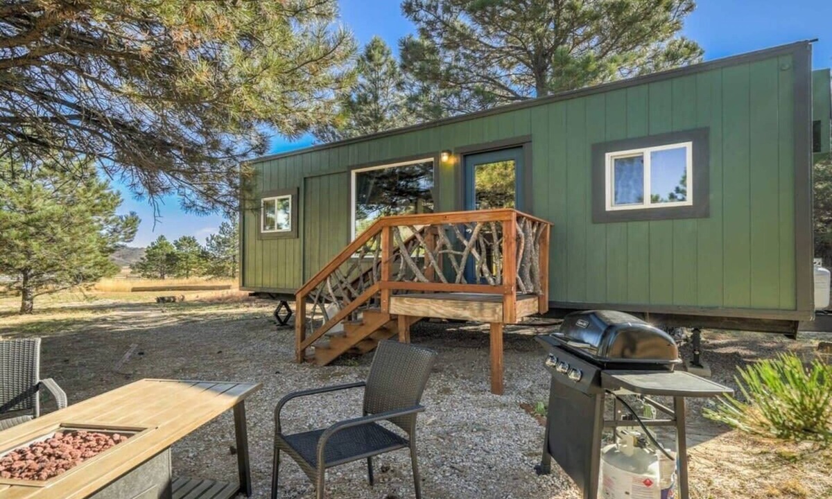 Larkspur House | Prairie Retreat|Mountain Getaway Tiny Home|Grill