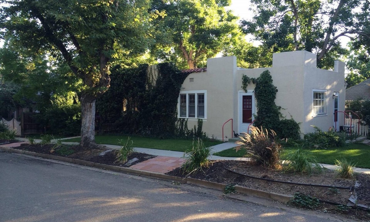 Mapleton Hill House | Private Entrances-Mapleton Hill Bungalow-Large Studio with Private Patio
