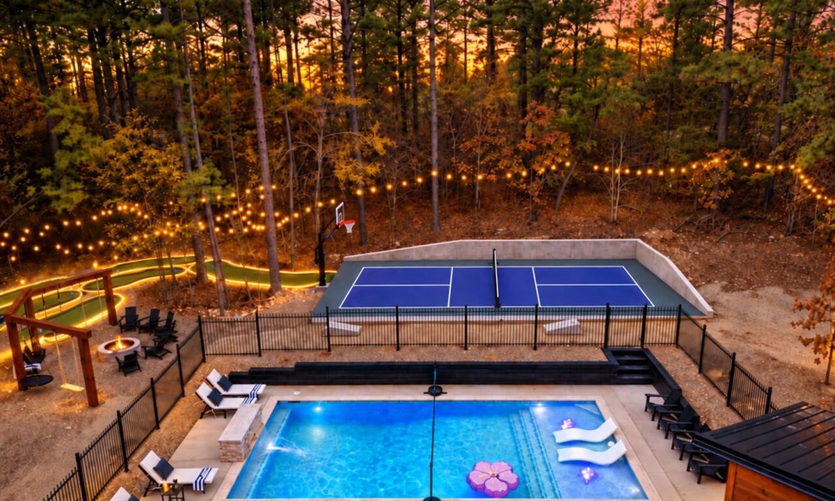 Pickens Cabin | Private GLOW Mini Golf, Heated Pool, Pickleball
