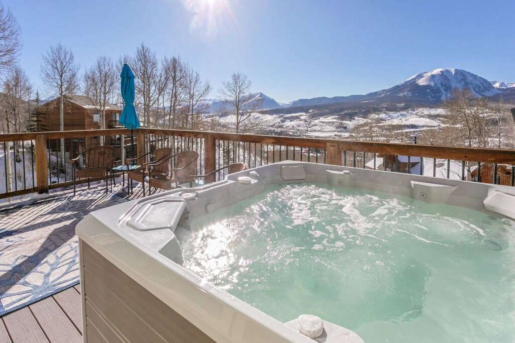 Hamilton Creek House | Private Home Perfect for Families - Amazing Mountain Views and Hot Tub! Close to Shops and Dining