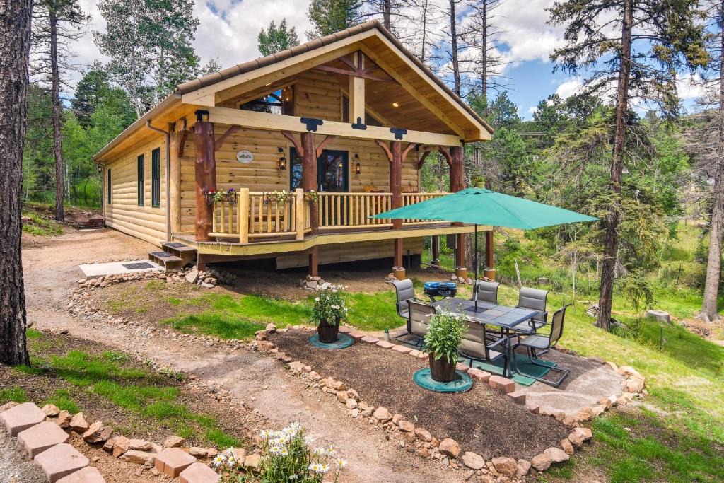 Green Valley House | Private Hot Tub and Pond Conifer Log Cabin