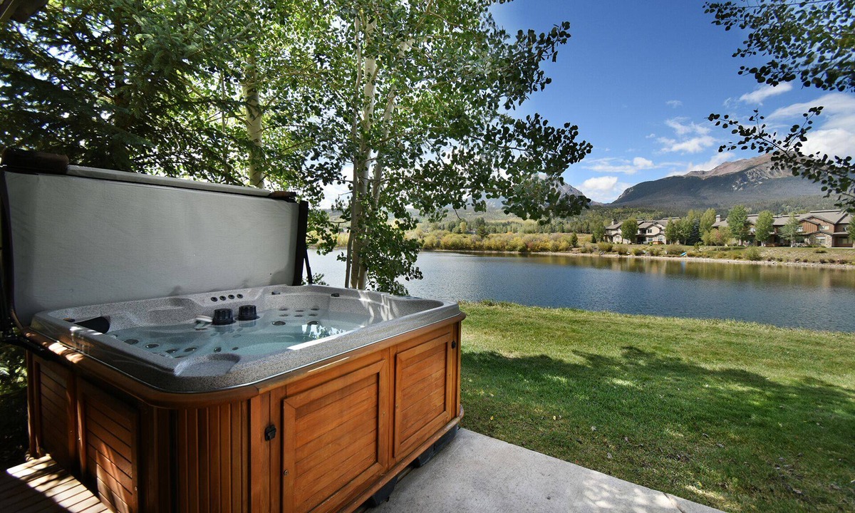 Silverthorne House | Private Hot Tub! Lakefront-Walk Out to SUP, 3 Suites. Easy Drive to Town