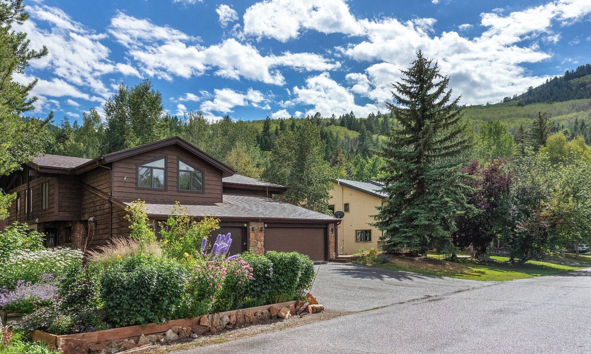 Eagle-Vail House | Private Hot Tub & Pet Friendly - Beds for any group dynamic