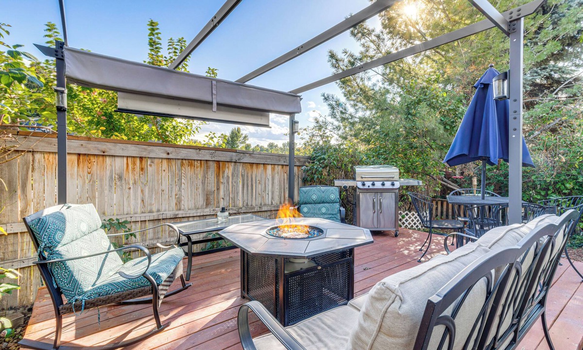 Prides Crossing House | Private Hot Tub w/Projector: Modern Aurora Home