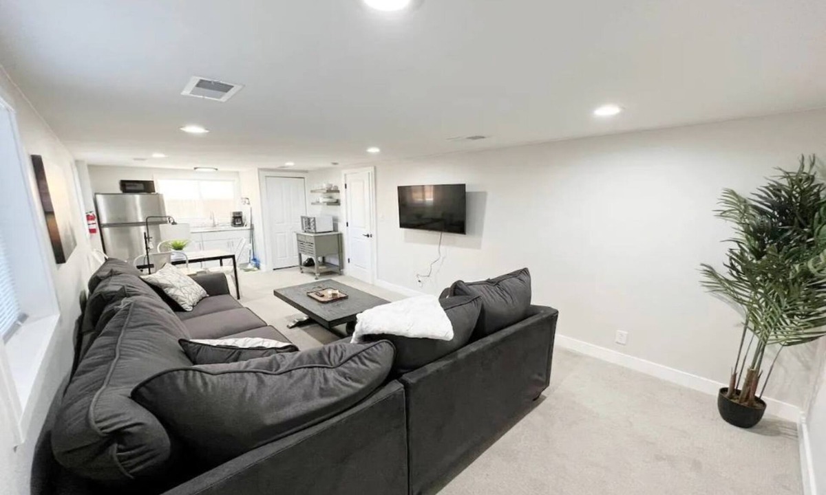 Aurora House | Private Yard-Walk to Children Hospital! 30 Day Min
