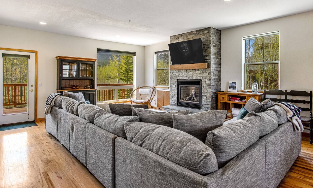Wildernest House | Prospector Village getaway with mountain views & deck