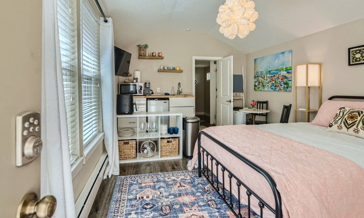 Berkeley House | Quiet, quant carriage house! Dog Friendly