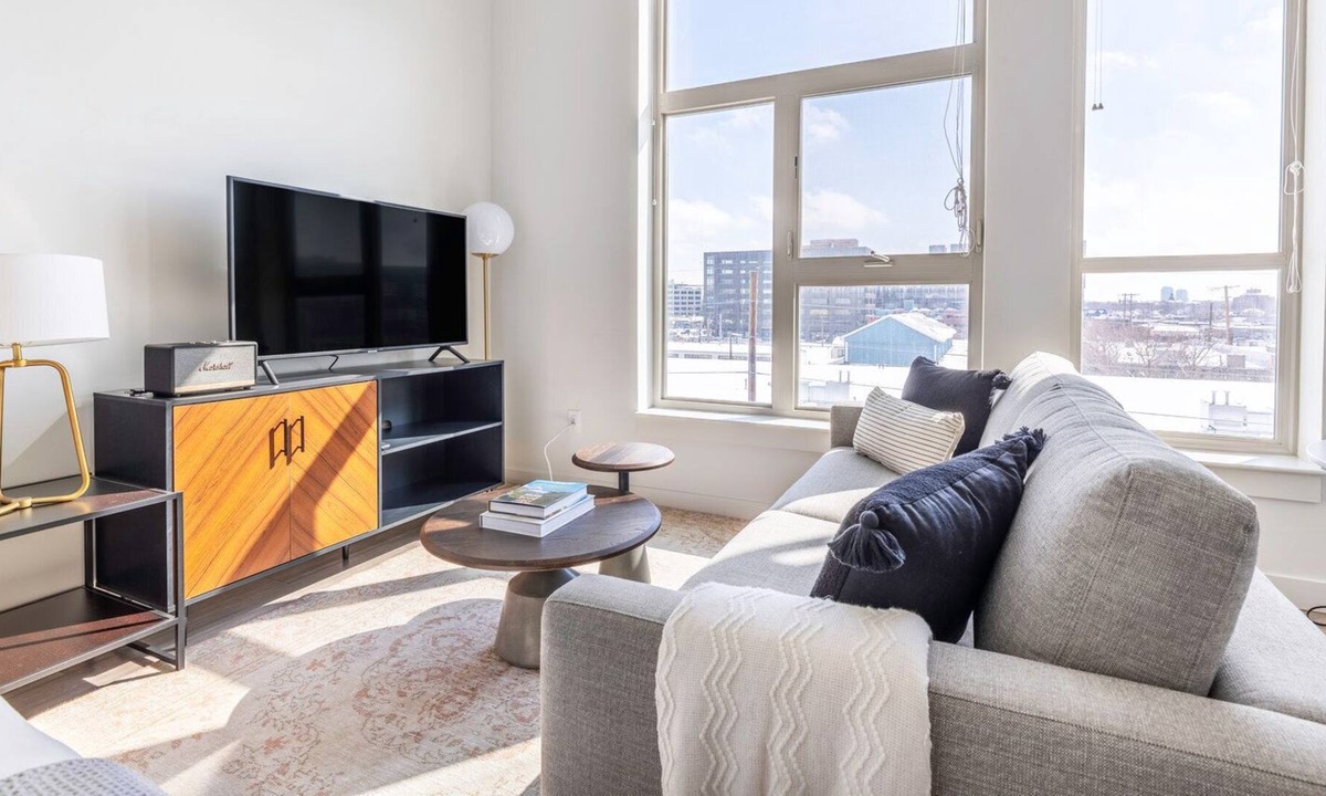 River North Art District Apartment | Rad RiNo Studio w/ Gym, Roof Deck, in Brewery District, by Blueground