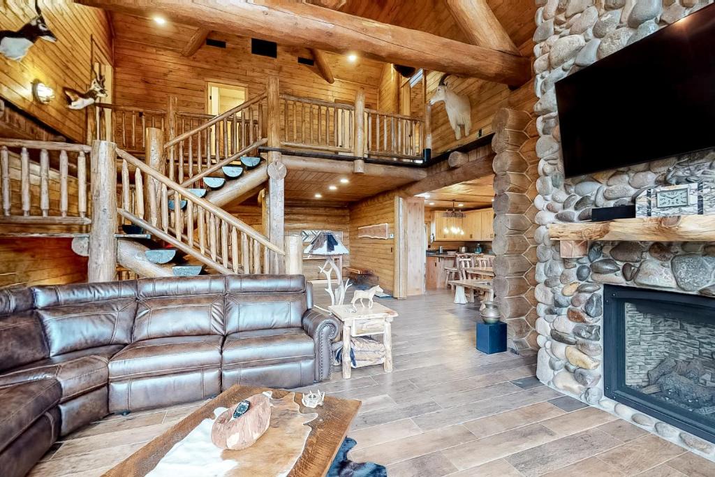 Rio Vista Estates House | Railway River Retreat RRR