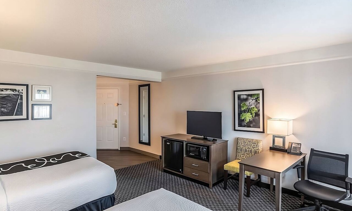 Ahwatukee Foothills Hotel | Refreshing Getaway with Swimming Pool and Daily Breakfast Perks