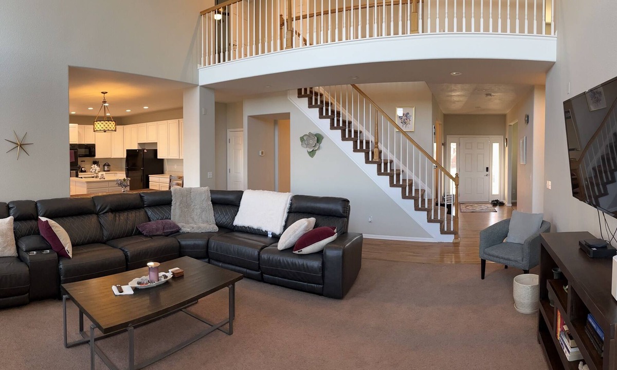 Centennial House | Relax with the whole family. Spacious home. Close to shopping and hiking trails