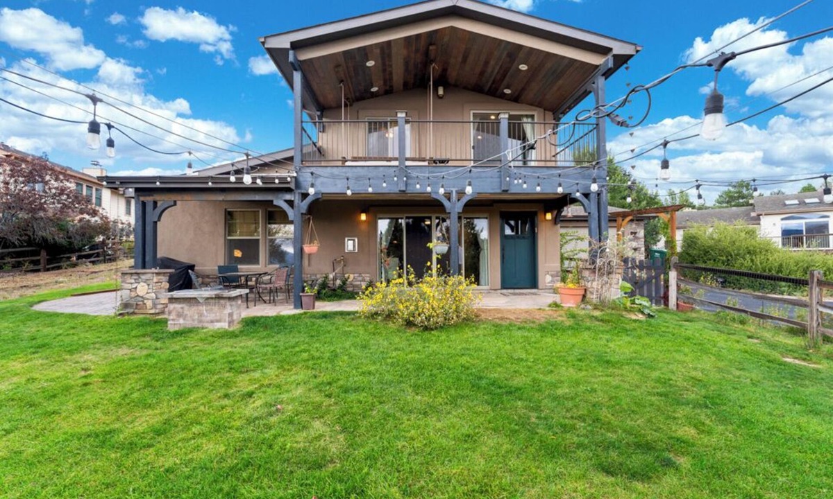 Gleneagle House | Relaxing Authentic Colorado Retreat w/Chic Art, 5 min to USAFA & Amenities