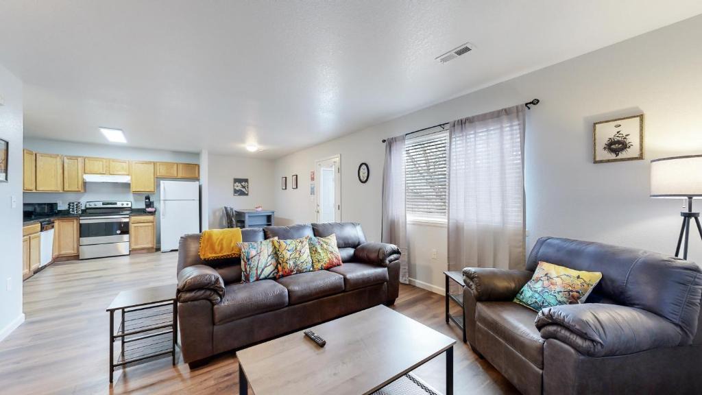 Brighton House | Remodeled 2 King Beds close to DIA and Barr Lake