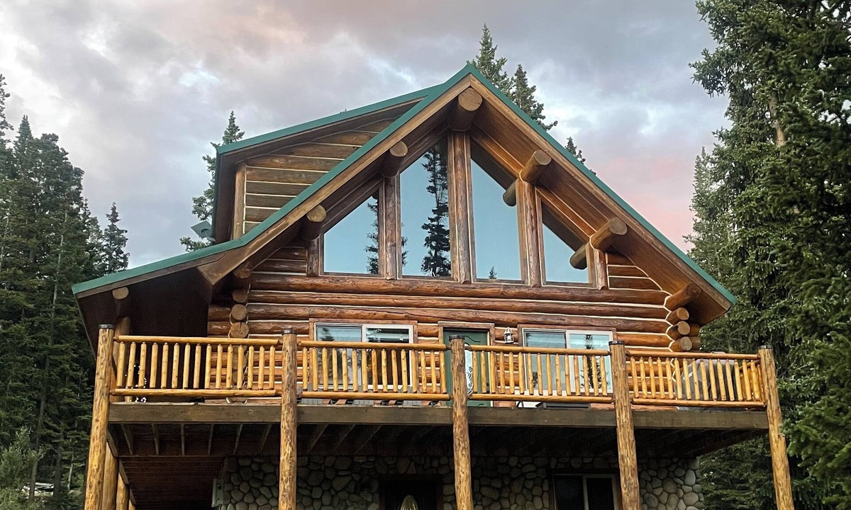 Valley of the Sun Cabin | Renovated, roomy, 4BR, private log cabin with rec room, Starlink, views & more…