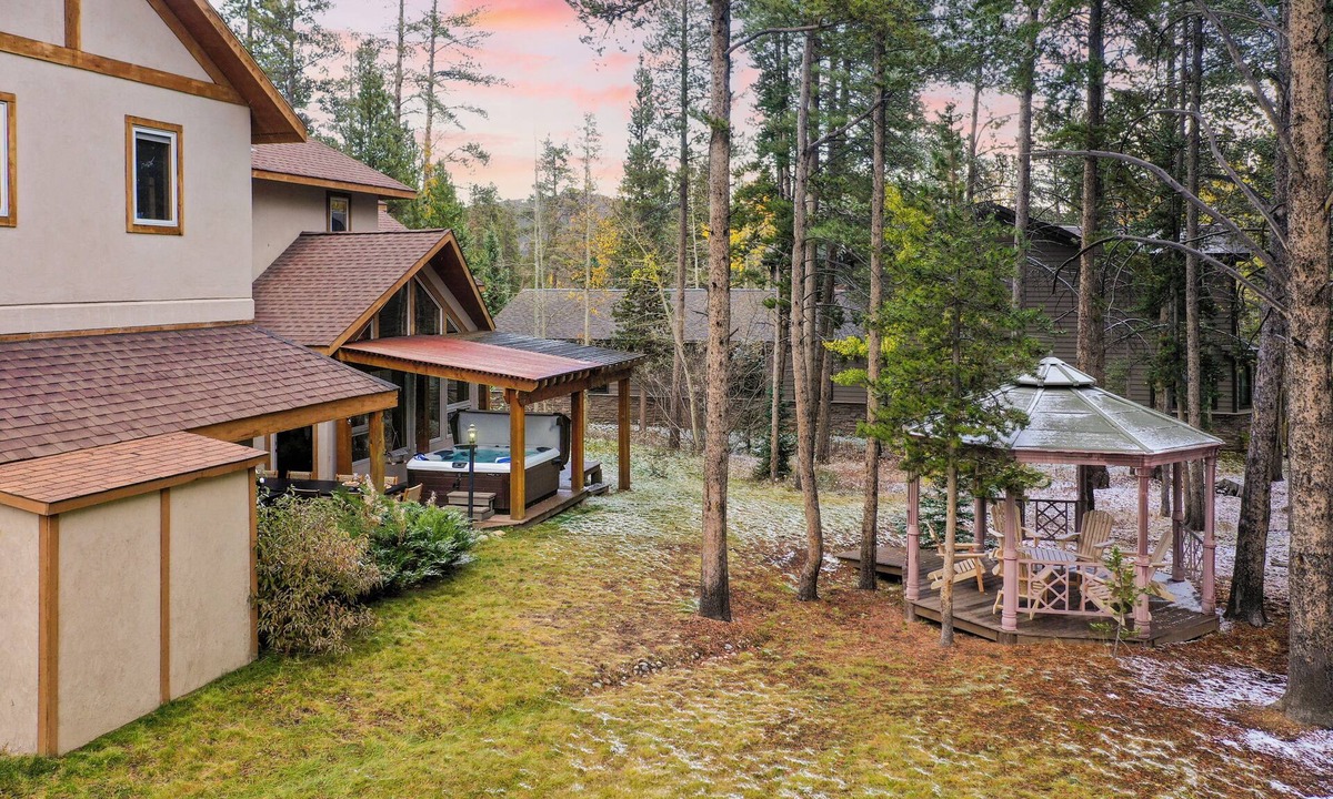 Four O'Clock House | River Rock by AvantStay | 8 Bedroom Ski Estate w/Hot Tub & Movie Theatre