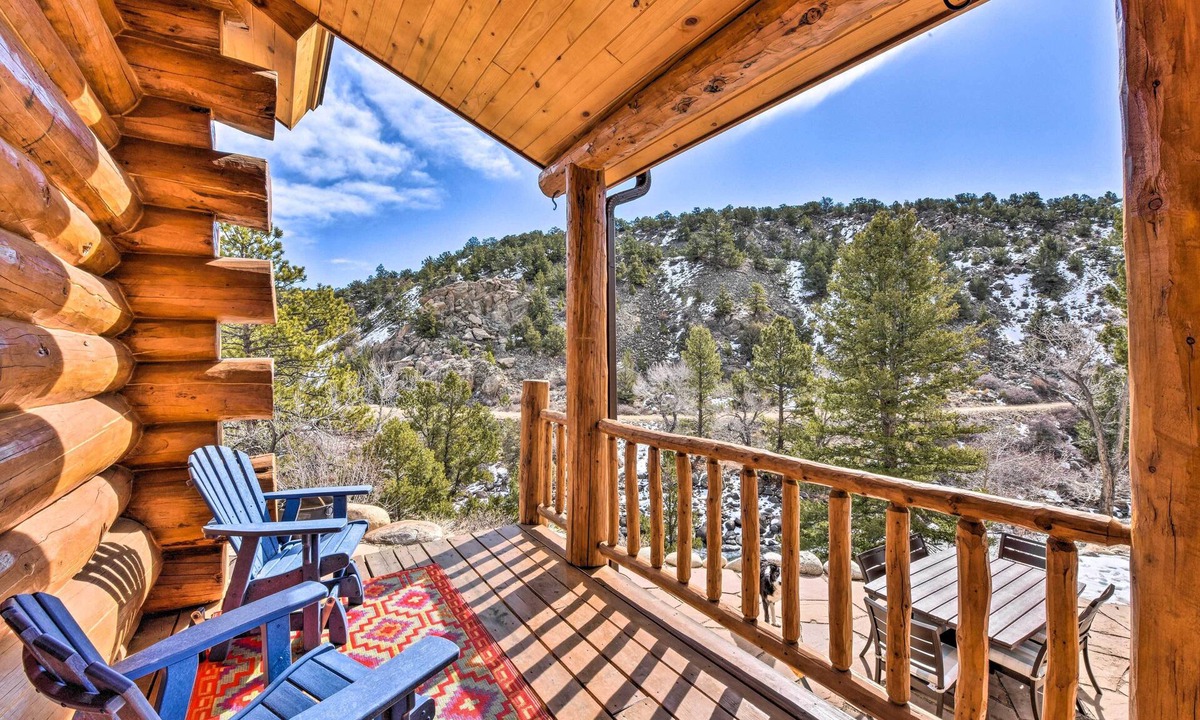 Buena Vista Cabin | Riverfront Retreat w/Hot Tub: Fish & Hike!