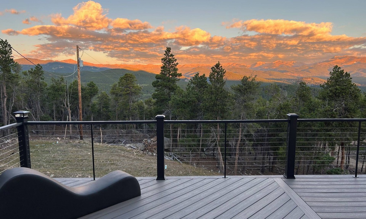 Black Hawk House | Rocky Mountain 3-bedroom house with Spectacular Views! New Listing!