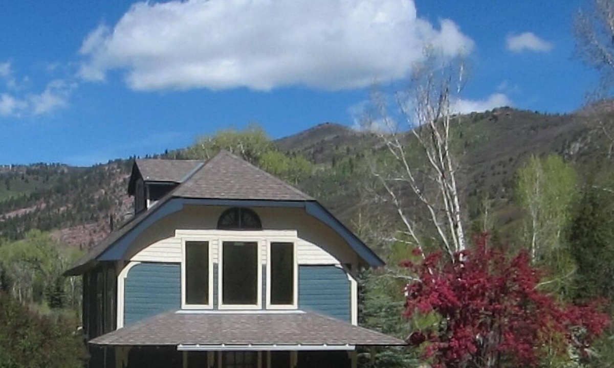Redstone House | Romantic Riverfront Cottage