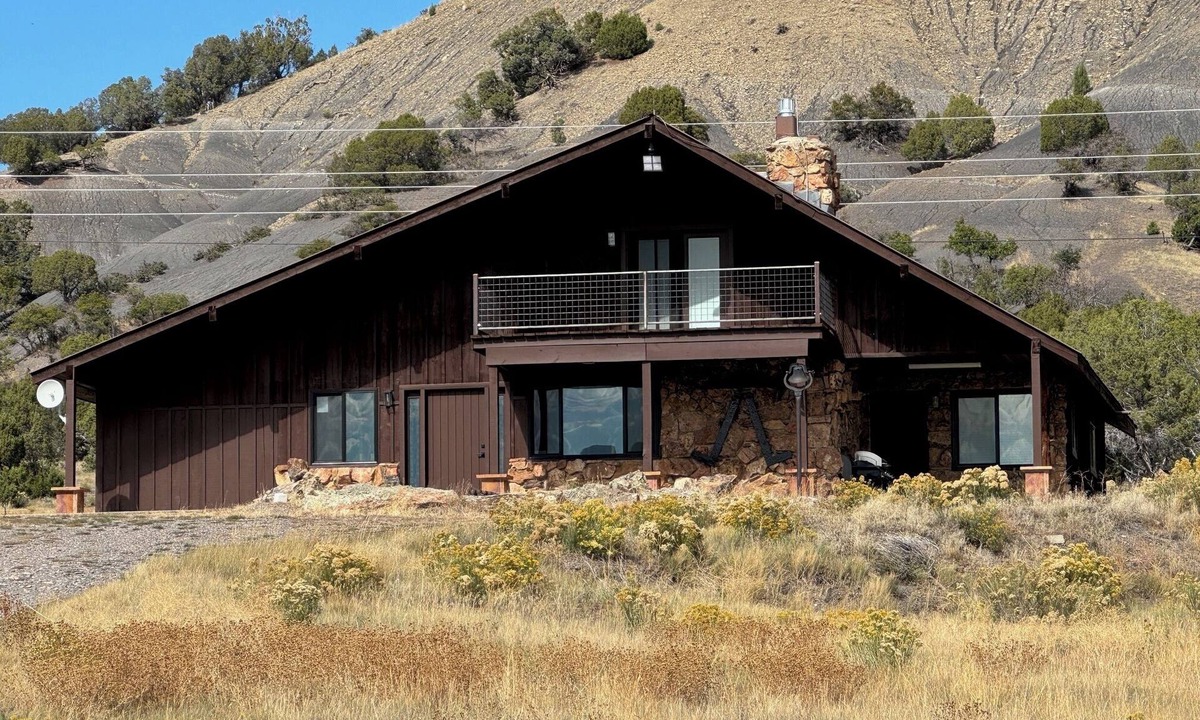 Meeker House | Rustic 4-Bedroom Luxury Retreat - Spectacular White River Valley Views