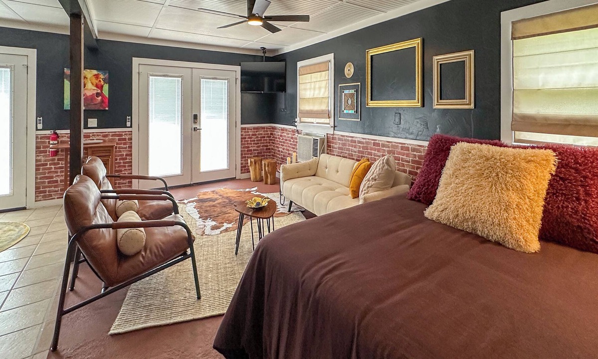 Eureka Springs Historic District Apartment | Rustic Downtown Eureka Springs Ground Floor Flat w/Parking & Full Kitchen
