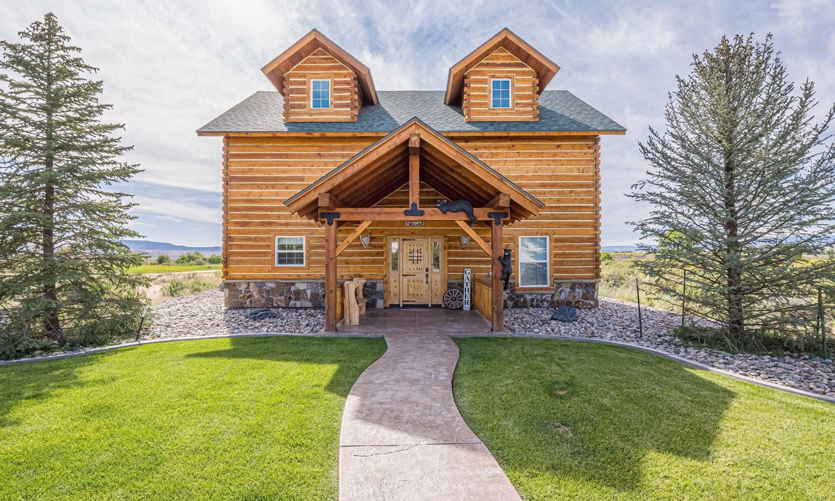 Mesa County House | Rustic Retreat: Handcrafted Serenity & Cozy Charm
