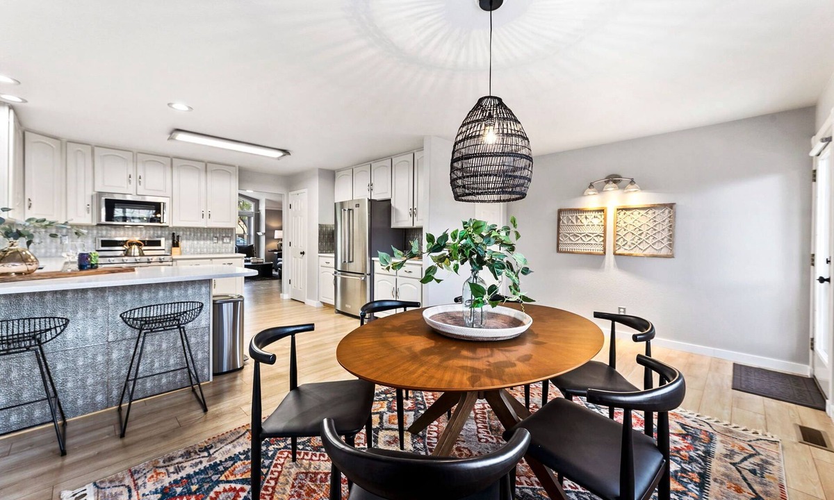 Loveland House | Scandinavian Chic – Hot Tub, Bikes and Lake Life!