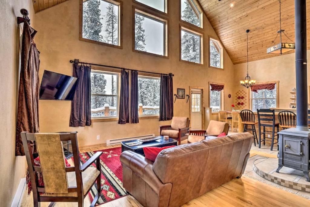Valley of the Sun House | Scenic Mountain Cabin on 4 Wooded Acres and Hot Tub!